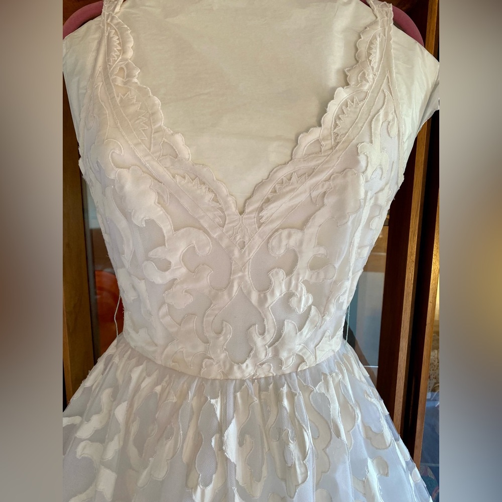 Oscar de la Renta Bridal Gown - Picture 2 of 15